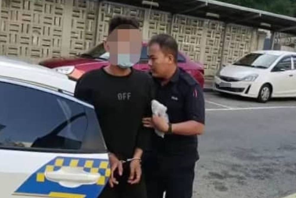 Remaja lelaki berkenaan tiba ke Mahkamah Sesyen, dengan diiringi polis pada Isnin.