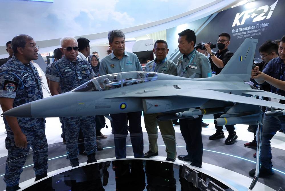 Mohamad (tiga dari kiri) meninjau persiapan Pameran Maritim dan Aeroangkasa Antarabangsa Langkawi (LIMA&#039;23) di Pusat Pameran Antabangsa Mahsuri (MIEC) hari ini. - Foto Bernama