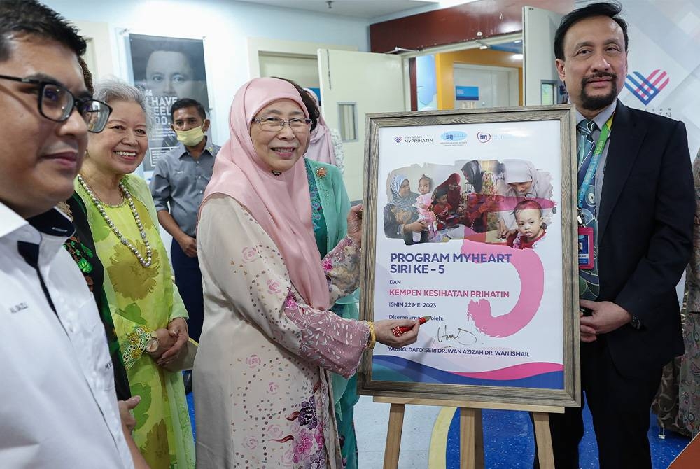 Dr Wan Azizah (dua dari kanan) menyempurnakan pelancaran Program MyHeart Siri ke-5 dan Kempen Kesihatan Prihatin di Institut Jantung Negara (IJN) hari ini. - Foto Bernama