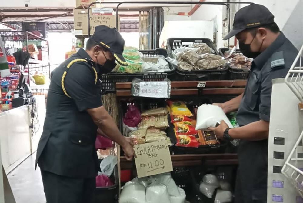 Anggota KPDN Kedah melakukan serbuan di sebuah perniagaan di kawasan Tunjang di Kubang Pasu kerana menjual gula pasir putih bertapis kasar melebihi harga maksimum.