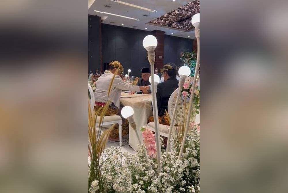 Klip yang memaparkan acara akad nikah tersebut kini menjadi tular di media sosial. - Foto Agensi