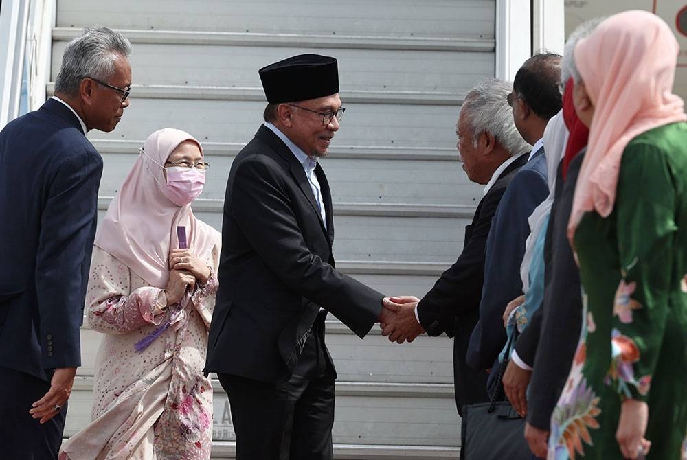 Anwar bersama isteri, Datuk Seri Dr Wan Azizah Wan Ismail tiba di Terminal 3 Lapangan Terbang Antarabangsa Soekarno-Hatta sempena lawatan rasmi beliau selama dua hari ke Indonesia pada Januari lalu. - Foto Bernama