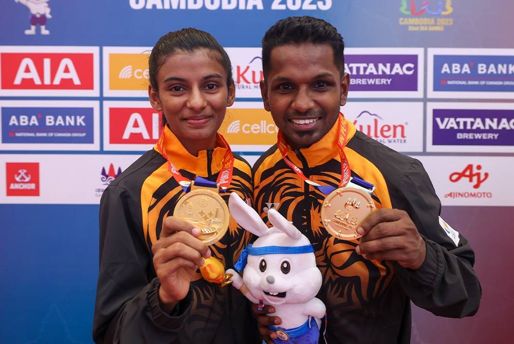 Dua atlet karate negara, S Prem Kumar (kanan) dan C Shamalaran (kiri) menunjukkan pingat emas yang dimenangi mereka pada Sukan SEA 2023 di Phnom Penh, Kemboja.