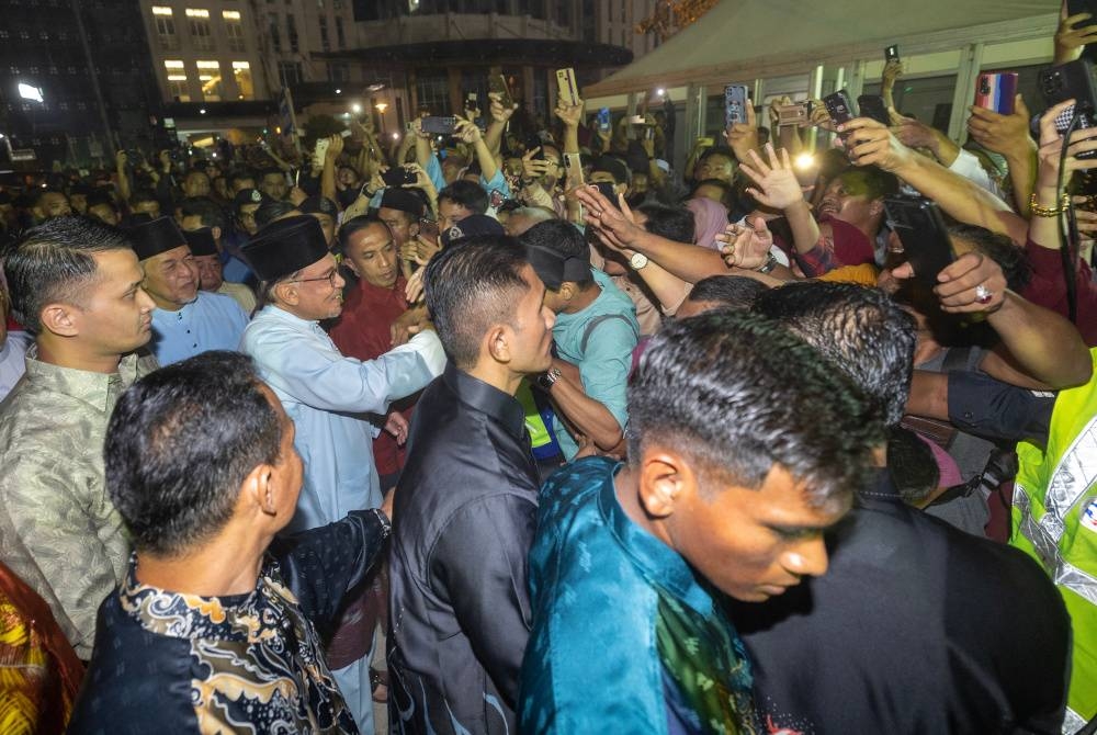 Perdana Menteri, Datuk Seri Anwar Ibrahim bersalaman bersama orang ramai ketika hadir pada Majlis Rumah Terbuka Malaysia Madani di Perkarangan Stadium Sultan Muhammad IV, Kota Bharu pada 12 Mei lalu.