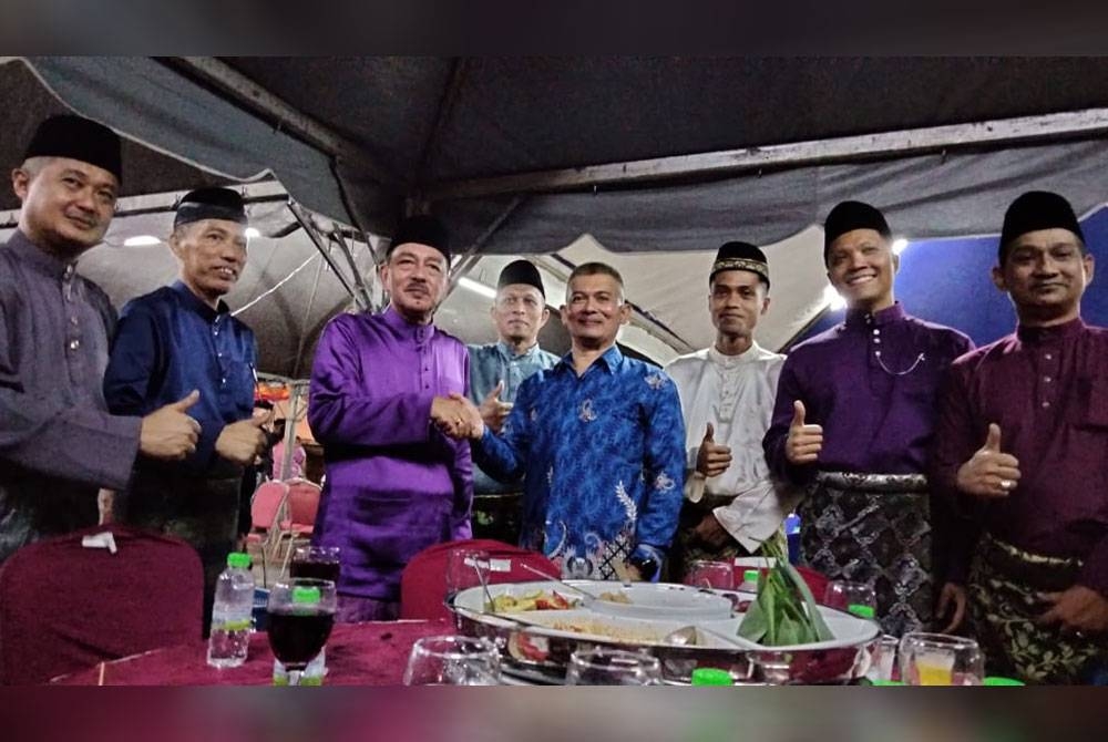 Mohamad Zaki (tiga dari kiri) bersalaman bersama Somchai Sisorayut pada Majlis Sambutan Hari Raya Aidilfitri Peringkat Ibu Pejabat Polis Daerah Tumpat pada Isnin.