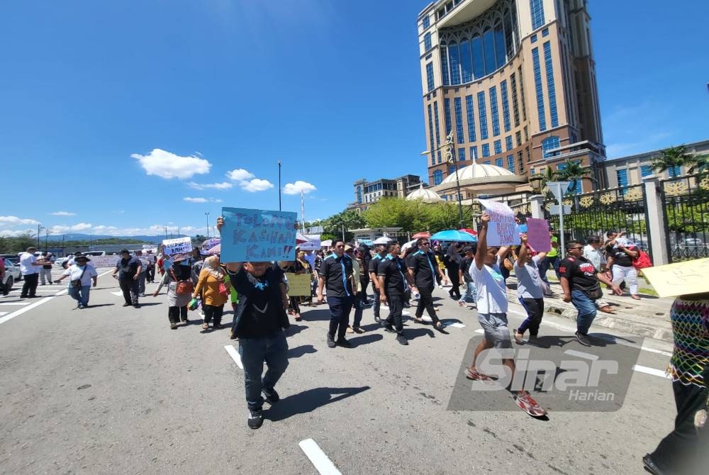 Hishamuddin berarak bersama penduduk untuk menyampaikan memorandum di hadapan Menara Kinabalu, Kota Kinabalu.