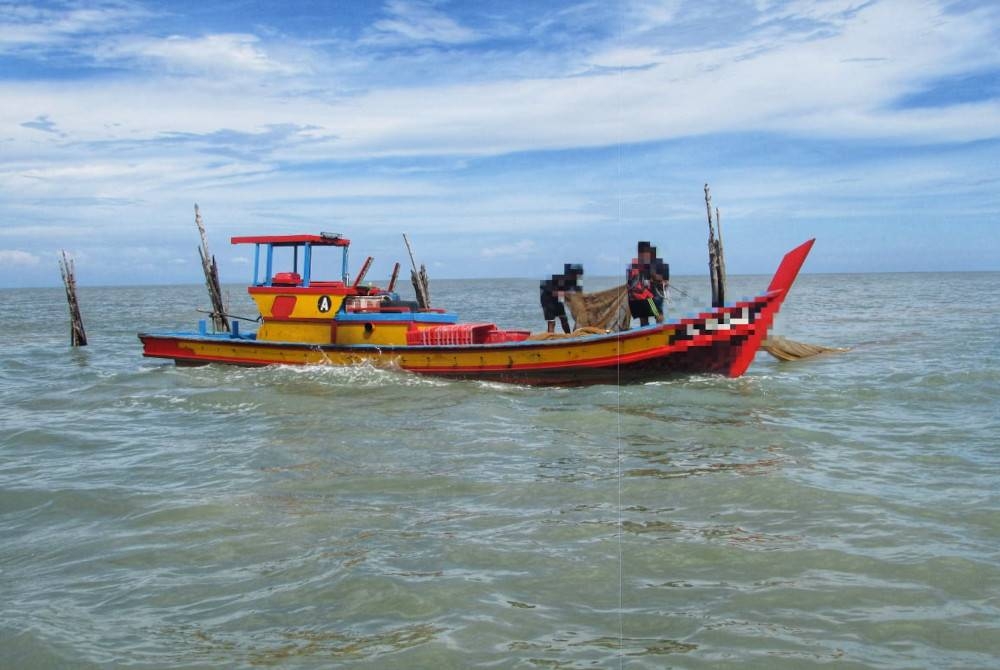 Bot nelayan jenis pukat gombang ditahan Maritim Malaysia selepas menggajikan kru warga asing tanpa kebenaran di perairan Kerian dan Larut Matang pada Isnin. - Foto ihsan Maritim Malaysia