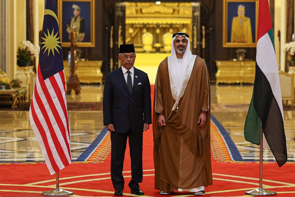 Al-Sultan Abdullah berkenan bergambar bersama Sheikh Khaled ketika baginda menerima menghadap Putera Mahkota Abu Dhabi itu di Istana Negara pada Selasa. - Foto Bernama