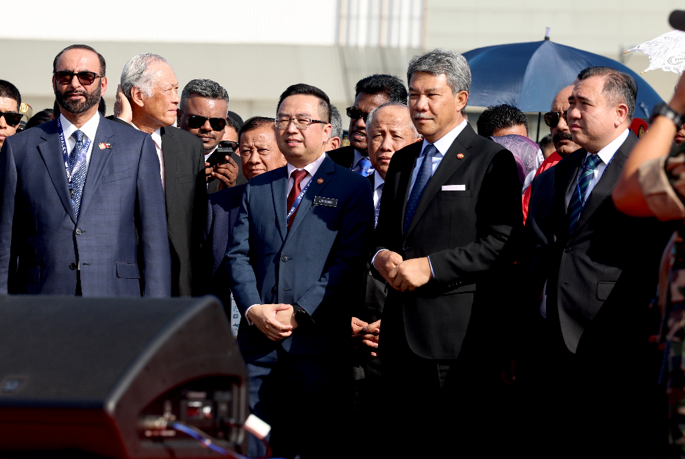 Mohamad (dua, kanan) ketika hadir pada Pameran Maritim dan Aeroangkasa Antarabangsa Langkawi (LIMA’23) di Tarmac Pusat Pameran Antarabangsa Mahsuri (MIEC) Langkawi. - Foto Bernama