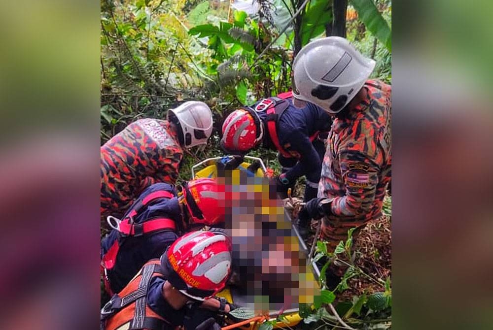 Anggota bomba membawa naik mangsa yang terjatuh ke dalam gaung sedalam 20 meter di Kilometer 1 jalan naik Genting Highlands pada Selasa. - Foto: Ihsan JBPM