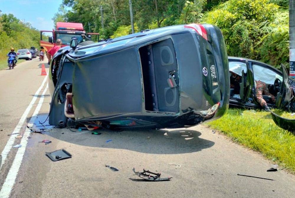 Seorang wanita maut selepas terlibat kemalangan di Kilometer 68 Jalan Yong Peng-Kluang, Kluang pada Selasa. - Foto Ihsan IPD Kluang