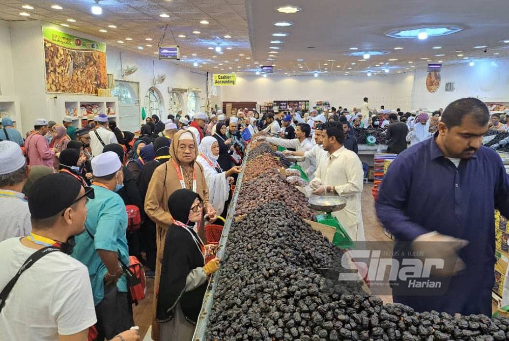 Suasana kedai yang dipenuhi jemaah Malaysia.