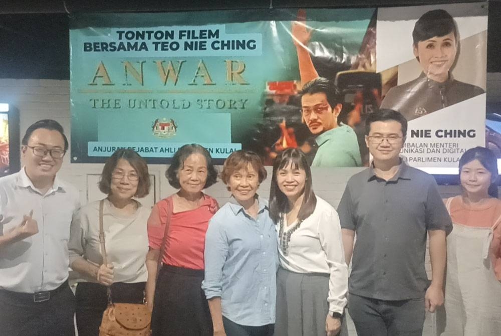 Nie Ching (tiga dari kanan) hadir menyaksikan tayangan Anwar: The Untold Stori di sebuah pawagam di Kulai pada Selasa.