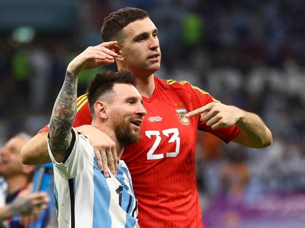 Martinez (kanan) sedia mengurangkan gajinya untuk memujuk Messi menyertai Aston Villa. - Foto Agensi