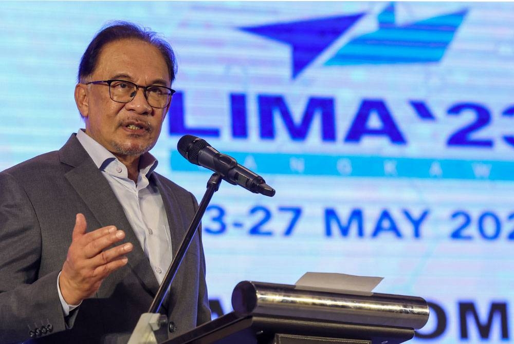 Anwar ketika menyampaikan ucapan pembukaan sempena Pameran Maritim dan Aeroangkasa Antarabangsa Langkawi (LIMA&#039;23) di Tarmac Pusat Pameran Antarabangsa Mahsuri (MIEC), pada Rabu. - Foto Bernama