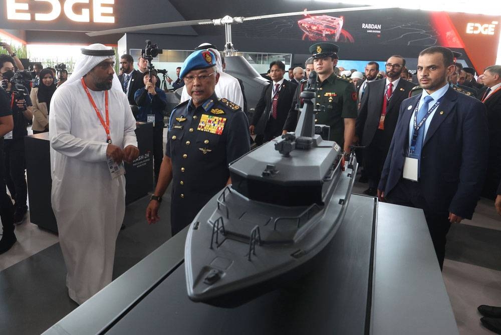 Yang di-Pertuan Agong Al-Sultan Abdullah Ri&#039;ayatuddin Al-Mustafa Billah Shah berkenan berangkat melawat Pameran Maritim dan Aeroangkasa Antarabangsa Langkawi 2023 (LIMA ’23) di Pusat Pameran Antarabangsa Mahsuri (MIEC).  Turut berangkat Pemangku Raja Pahang Tengku Hassanal Ibrahim Alam Shah Al-Sultan Abdullah Ri&#039;ayatuddin Al-Mustafa Billah Shah.  - Foto Bernama  