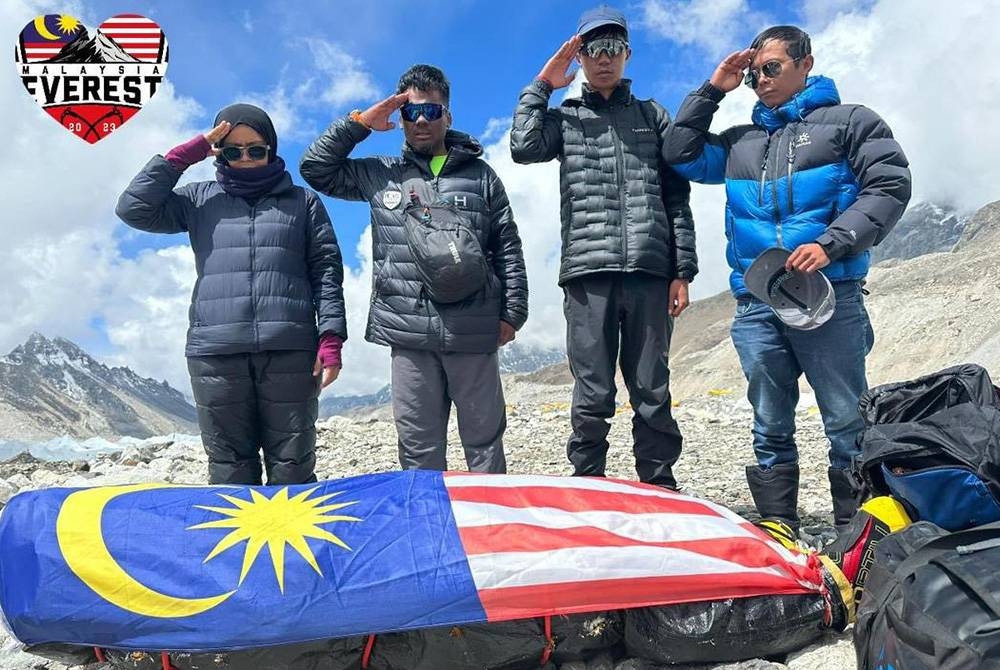 Dari kiri: Pengurus pasukan ME 2023, Ayu Wanirah, Azim,Tiong Ling Yang dan malim gunung memberi penghormatan terakhir kepada jenazah Awang Askandar yang tiba di Everest Base Camp pada jam 9.50 pagi waktu Nepal. Foto Ihsan ME 2023.