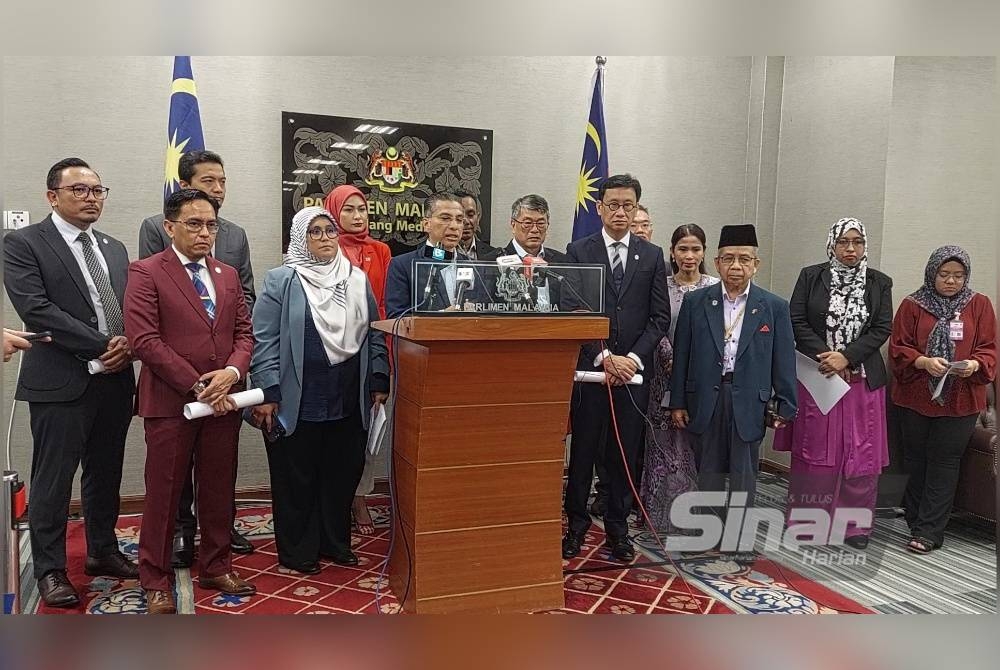 Syed Ibrahim bersama ahli KRPPM-IGAR dalam sidang media di Dewan Rakyat pada Rabu.