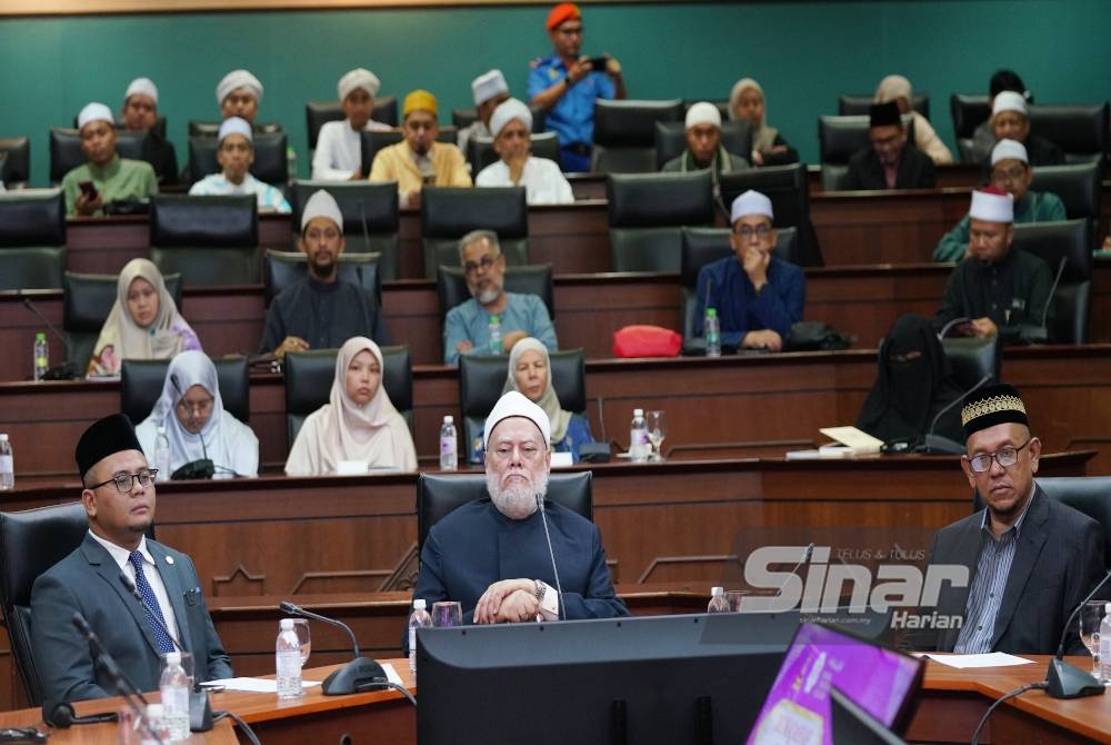 Menteri Besar Selangor, Datuk Seri Amirudin Shari (kiri) bersama bekas Mufti Besar Mesir, Prof Dr Ali Jum&#039;ah Muhammad Abdul Wahab (bawah, tengah) dan Timbalan Rektor UIA, Prof Dr Akmal Khuzairy Abd Rahman (bawah, kiri) pada majlis Munaqasyah Ilmiah yang diadakan di Universiti Islam Antarabangsa Malaysia (UIA) pada Rabu. - Foto Sinar Harian ROSLI TALIB