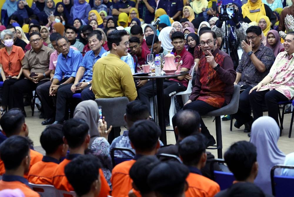 Anwar pada Program Santai Petang dan Dialog bersama anak muda Langkawi di Kolej Vokasional Langkawi pada Rabu. - Foto Bernama