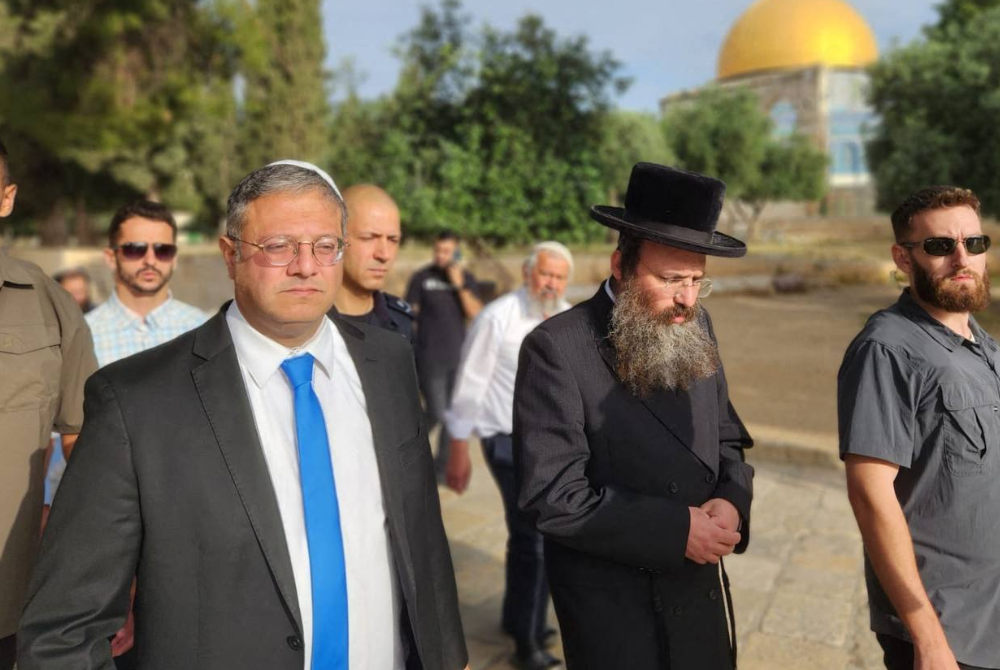 Itamar Ben-Gvir (kiri) berjalan melalui halaman kompleks Masjid Al-Aqsa Baitulmaqdis pada 21 Mei lepas. - Foto AFP