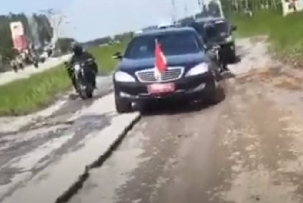 Video tular kenderaan yang membawa Jokowi melalui jalan raya di Lampung, Sumatera, Indonesia. - Foto Agensi