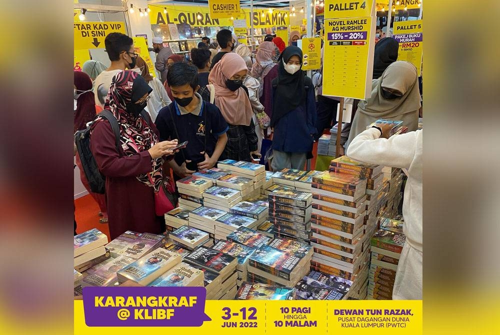 Kakitangan Grup Buku Karangkraf giat menyusun buku sempena PBAKL kali ke-40 di WTCKL yang akan bermula
26 Mei hingga 4 Jun.