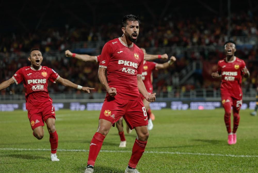 Pemain Selangor FC, Noor Al-Deen Mahmoud Ali Al Rawabdeh (tengah) meraikan jaringannya bersama rakan sepasukan sewaktu menentang KDA FC di Stadium Majlis Bandaraya Petaling Jaya. - Foto Bernama