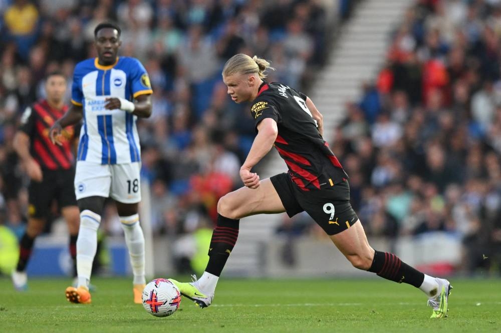 Erling Haaland mengawal bola ketika aksi bertemu Brighton pada Khamis. - Foto AFP