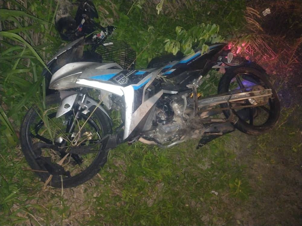 Seorang tukang gunting rambut maut selepas motosikal ditunggang bergesel dengan sebuah lori tunda dalam kejadian di Kilometer 95 Jalan Batu Pahat-Mersing dekat sini pada tengah malam Rabu.