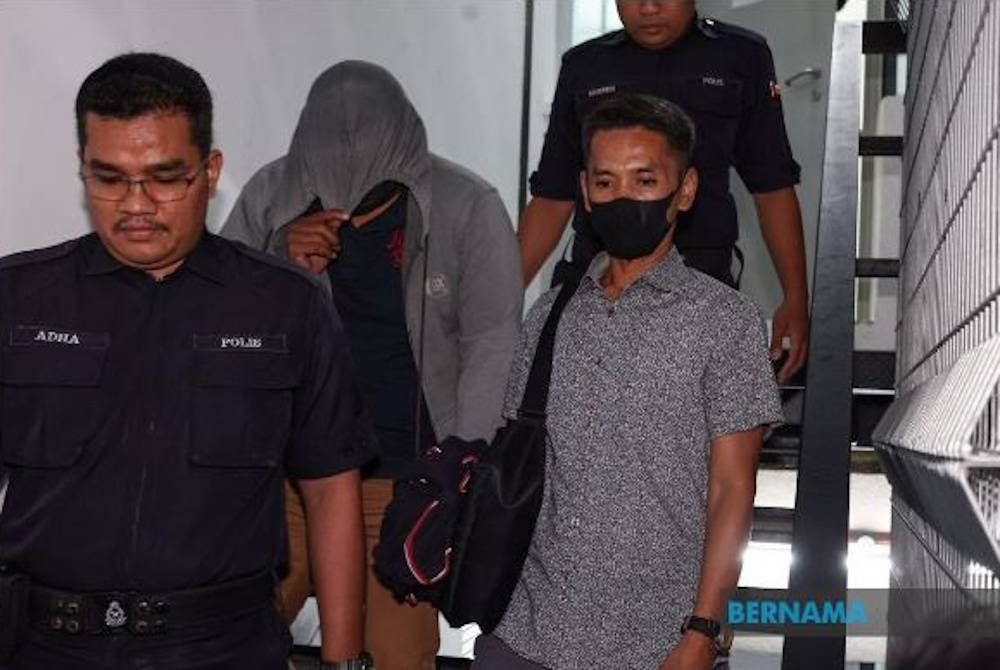 Seorang bekas hakim dan seorang anggota polis didakwa di Mahkamah Sesyen di sini pada Khamis atas pertuduhan rasuah RM4,000 untuk melepaskan seorang lelaki berkaitan kes khalwat pada 2019. - Foto Bernama