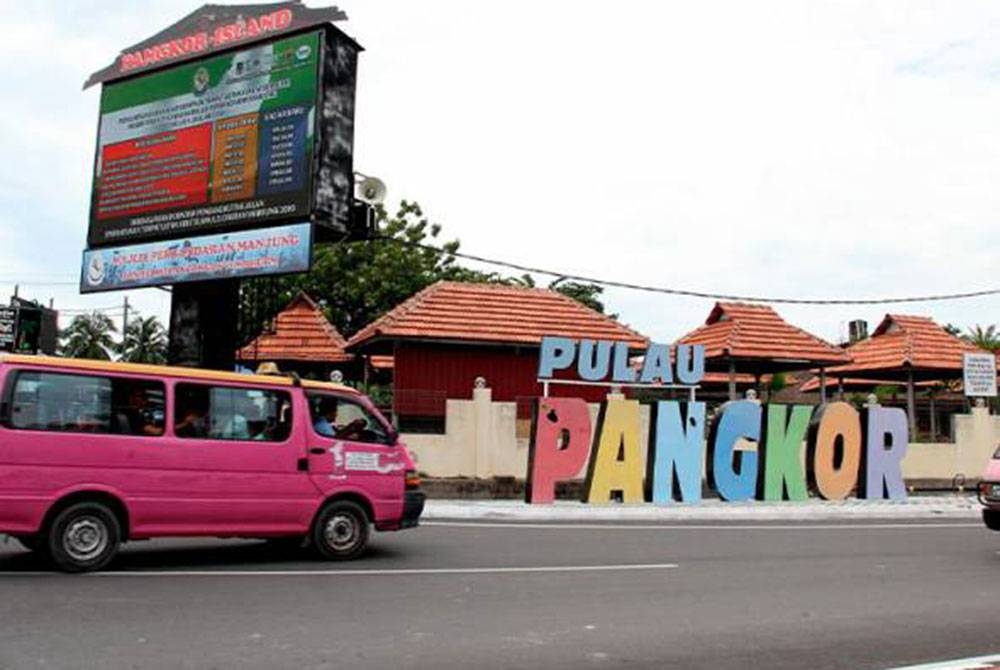 Perancangan penggunaan van berkuasa elektrik yang dirancang sebelum ini bagi menggantikan van merah jambu di Pulau Pangkor ditukar kepada van rendah karbon dan ia masih lagi dalam proses pelaksanaan. - Foto fail Bernama