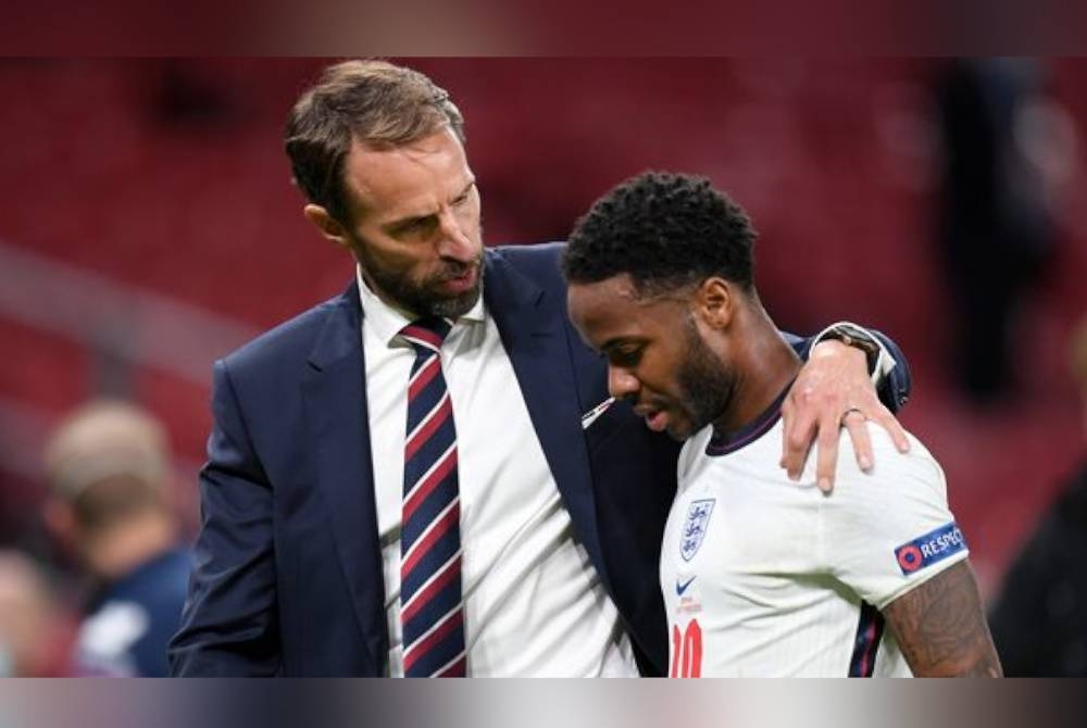 Southgate (kiri) percaya Sterling akan pulih daripada kecederaan hamstring. - Foto Agensi