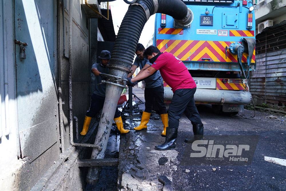 Petugas KDEBWM sedang melakukan kerja pembersihan longkang menggunakan CBC di Bandar Puteri, Puchong pada Khamis. - Foto SINAR HARIAN / MOHD HALIM ABDUL WAHID.