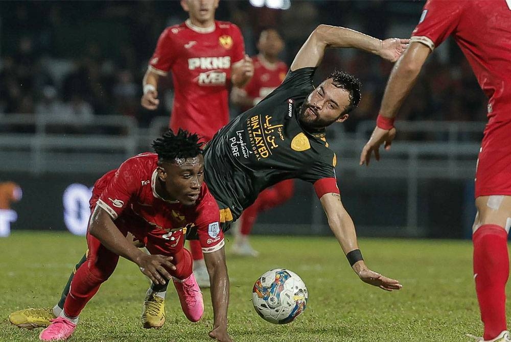 Pemain Selangor FC Alexander Agyarkwa Ameyaw (kiri) cuba menghalang pergerakan pemain Kedah Darul Aman FC Manuel Ott (kanan) pada Perlawanan Liga Super di Stadium Majlis Bandaraya Petaling Jaya pada Rabu. - Foto Bernama