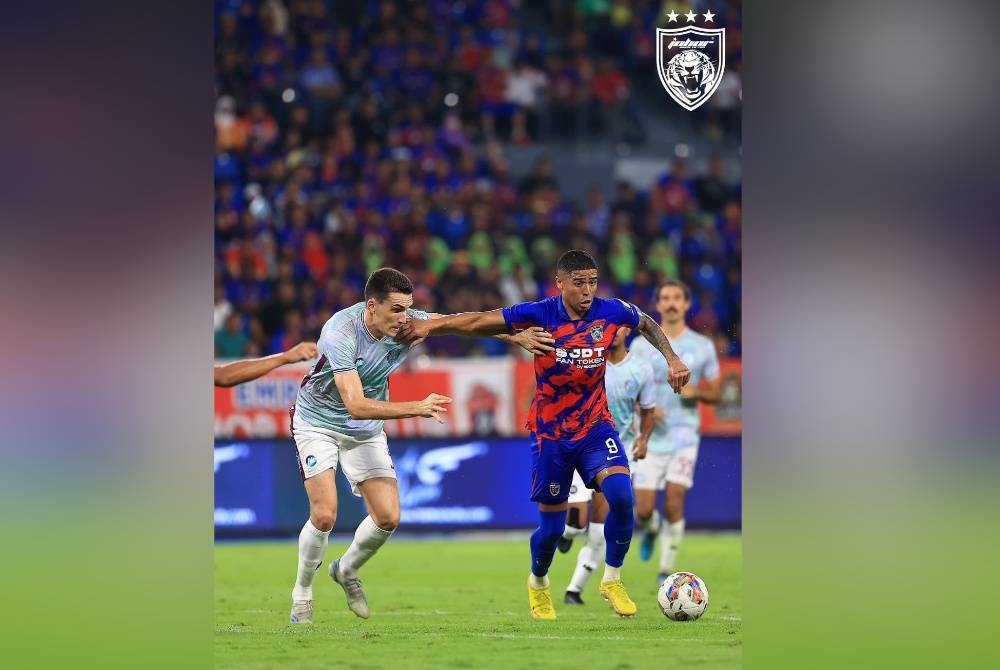 Penyerang import JDT, Bergson Da Silva (kanan), cuba diasak pertahanan Sri Pahang FC, pada Rabu - Foto FB Johor Southern Tigers