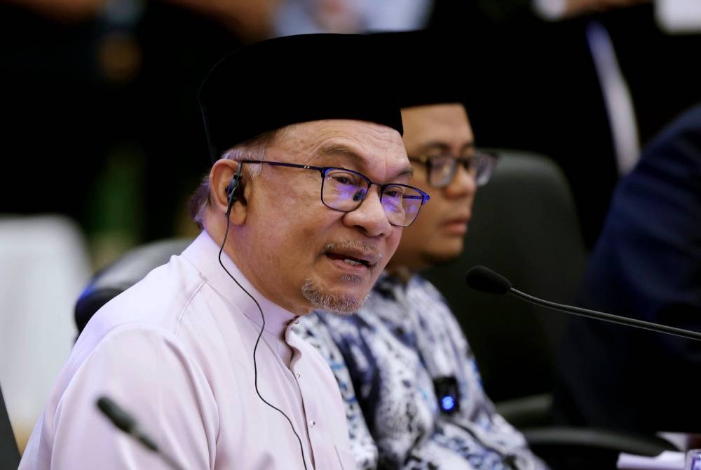 Anwar berucap pada Majlis Muzakarah dan Umara sempena Festival Turath Islami Selangor 2023 pada Khamis. - Foto Bernama