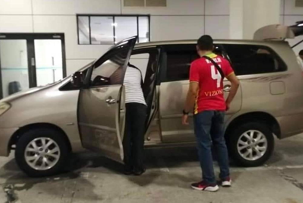 Anggota JPJ Selangor bertindak menahan sebuah kenderaan jenis Toyota Innova bersama pemandu yang dipercayai &#039;ulat&#039; mengambil penumpang di KLIA 2 pada Isnin.