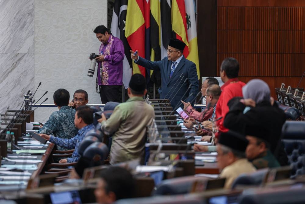 Suasana ketika undi belah bahagian usul peraturan mesyuarat 12 (1) pada Persidangan Dewan Rakyat di Bangunan Parlimen hari ini. - Foto Bernama.