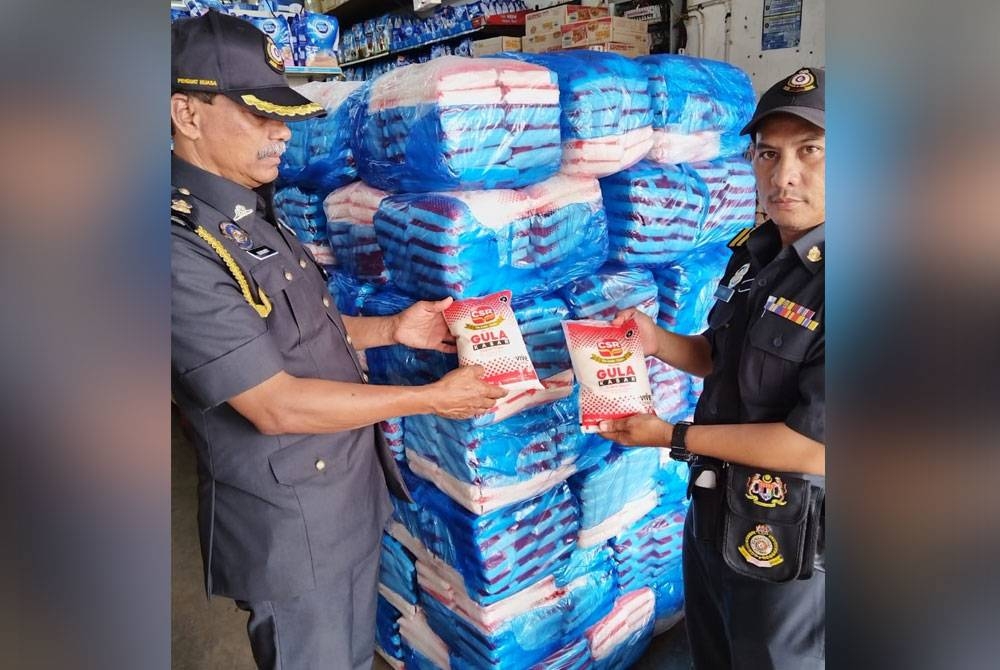 Anggota KPDN Kubang Pasu melakukan pemeriksaan di kedai runcit sekitar daerah Kubang Pasu.