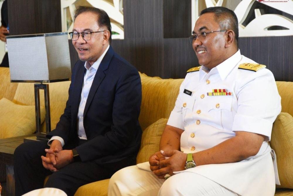 Muhammad Sanusi (kanan) berbual mesra dengan Anwar yang hadir untuk merasmikan segmen maritim di Resort Word Langkawi (RWL) pada LIMA '23. - Foto Urus Setia Penerangan Darul Aman (UPDA)