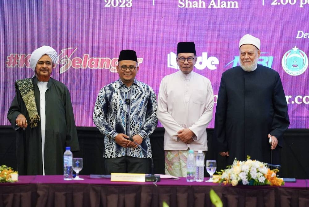 Dari kanan: Habib Umar, Amirudin, Anwar dan Dr Ali Jum'ah semasa Muzakarah Ulama-Umara di Hotel Concorde Shah Alam pada Khamis.