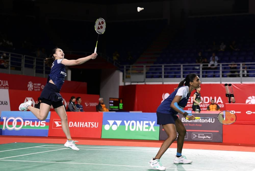 Aksi atlet Beregu Wanita negara Pearly Tan dan Thinaah Muralitharan ketika menentang Beregu dari Bulgaria Gabriela Stoeva dan Stefani Stoeva pada pusingan pertama Kejohanan Perodua Malaysia Master 2023 di Axiata Arena Bukit Jalil, pada Khamis. - Foto Bernama