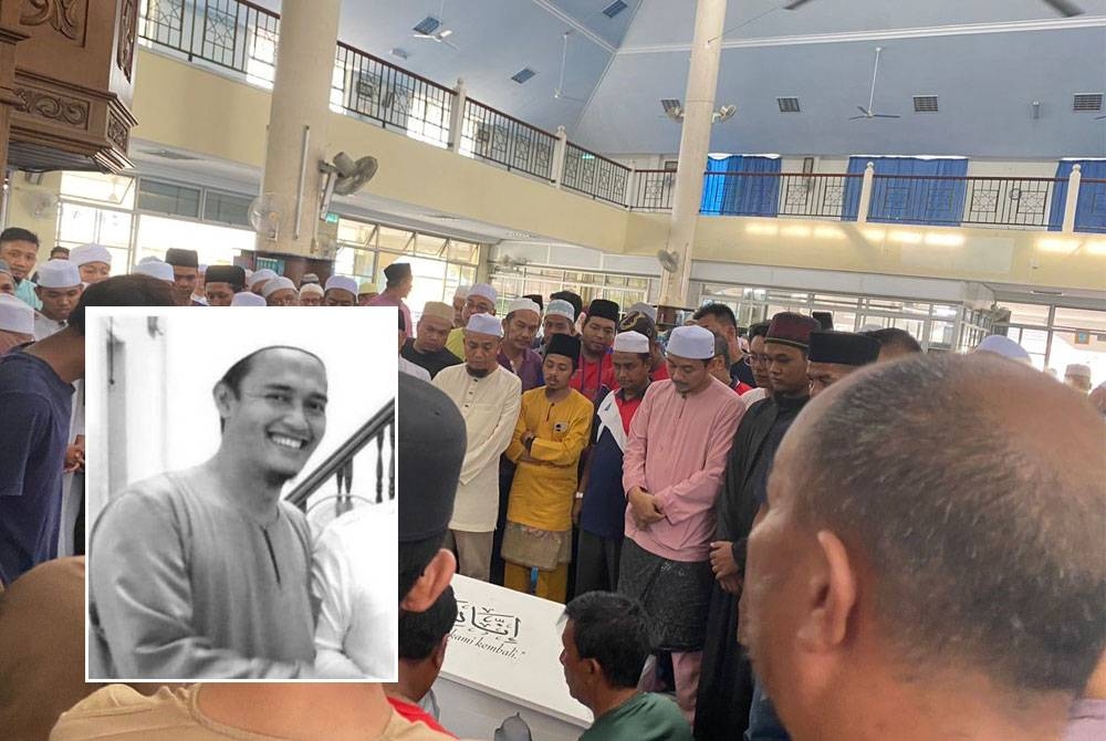 Jenazah Allahyarham Nur Nikman Yusof (gambar kecil) disembahyangkan di Masjid Bandar Labis sebelum dibawa pulang ke Pokok Sena, Kedah.