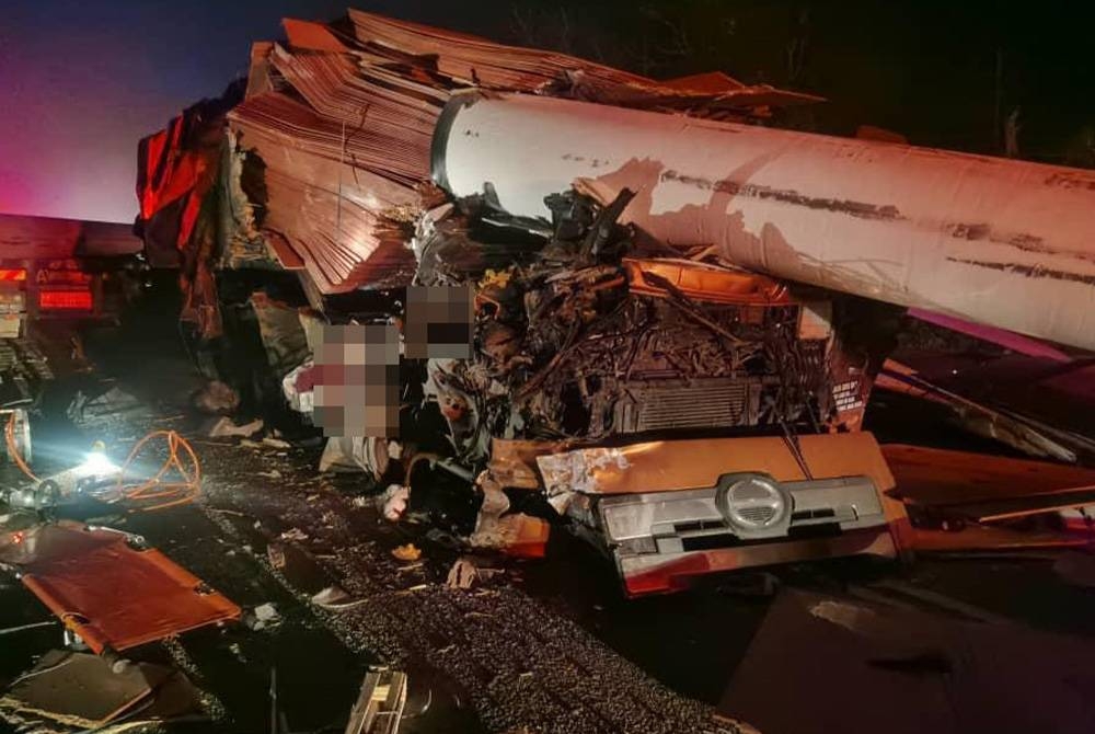 Keadaan treler yang remuk selepas turut dihempap besi paip dalam kemalangan di Jalan Kuantan-Segamat,Muadzam Shah pada awal pagi Jumaat.