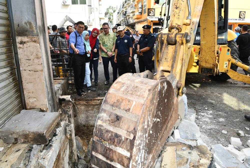 MBSJ merobohkan struktur tambahan dibina secara haram melibatkan 13 premis di pusat komersial Bandar Puteri 2/3, Puchong di sini.