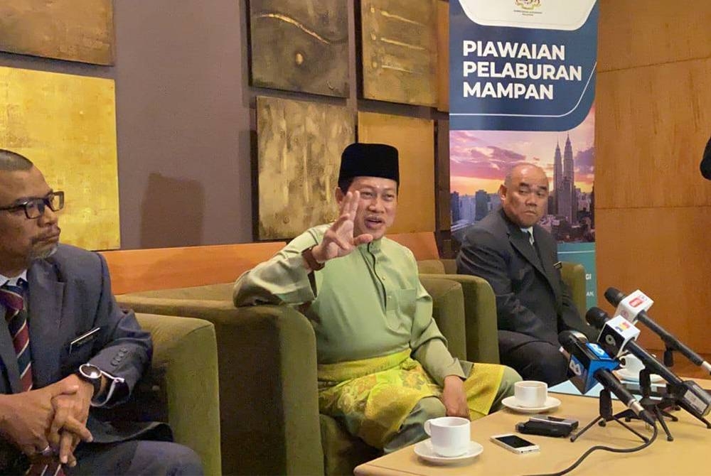 Ahmad bercakap kepada media dalam sidang akhbar sempena majlis pelancaran Dokumen Piawaian Pelaburan Mampan (SIS) di Kompleks Kementerian Kewangan, dekat sini pada Jumaat.