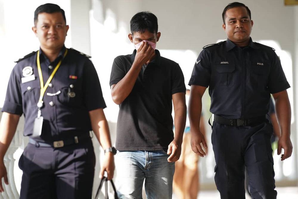 Mohd Masri (tengah) hadir di Mahkamah Sesyen pada Jumaat bagi menghadapi pertuduhan membuat hantaran komunikasi jelik terhadap Sultan Perak di laman sosial Twitter miliknya, Disember tahun lalu. -Foto: SINAR HARIAN/ Rosli Talib