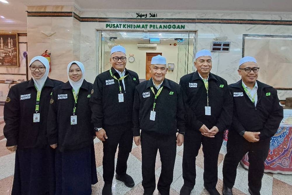 Mohamad Zamry (tiga dari kanan) bersama petugas yang akan menyantuni jemaah haji di Abraz Al Janadriyah di Makkah.