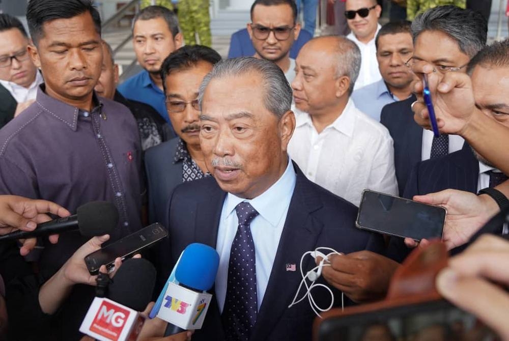 Muhyiddin menjawab pertanyaan media selepas selesai prosiding sebutan kes melibatkan pertuduhan salah guna kuasa serta rasuah di Mahkamah Sesyen Kuala Lumpur pada Jumaat.